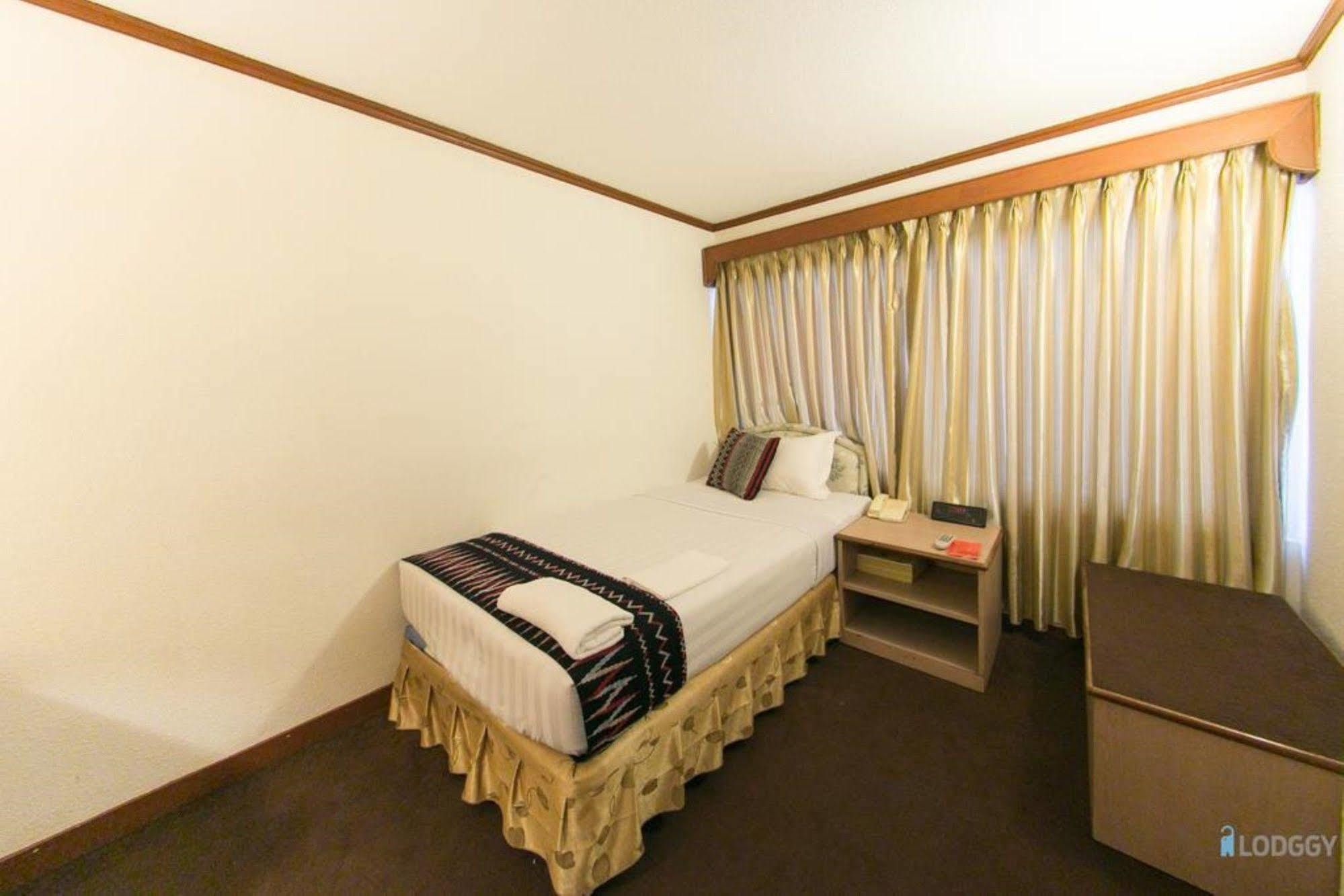 Bed and Breakfast Backpackerz @ Orchid Янгон Екстер'єр фото