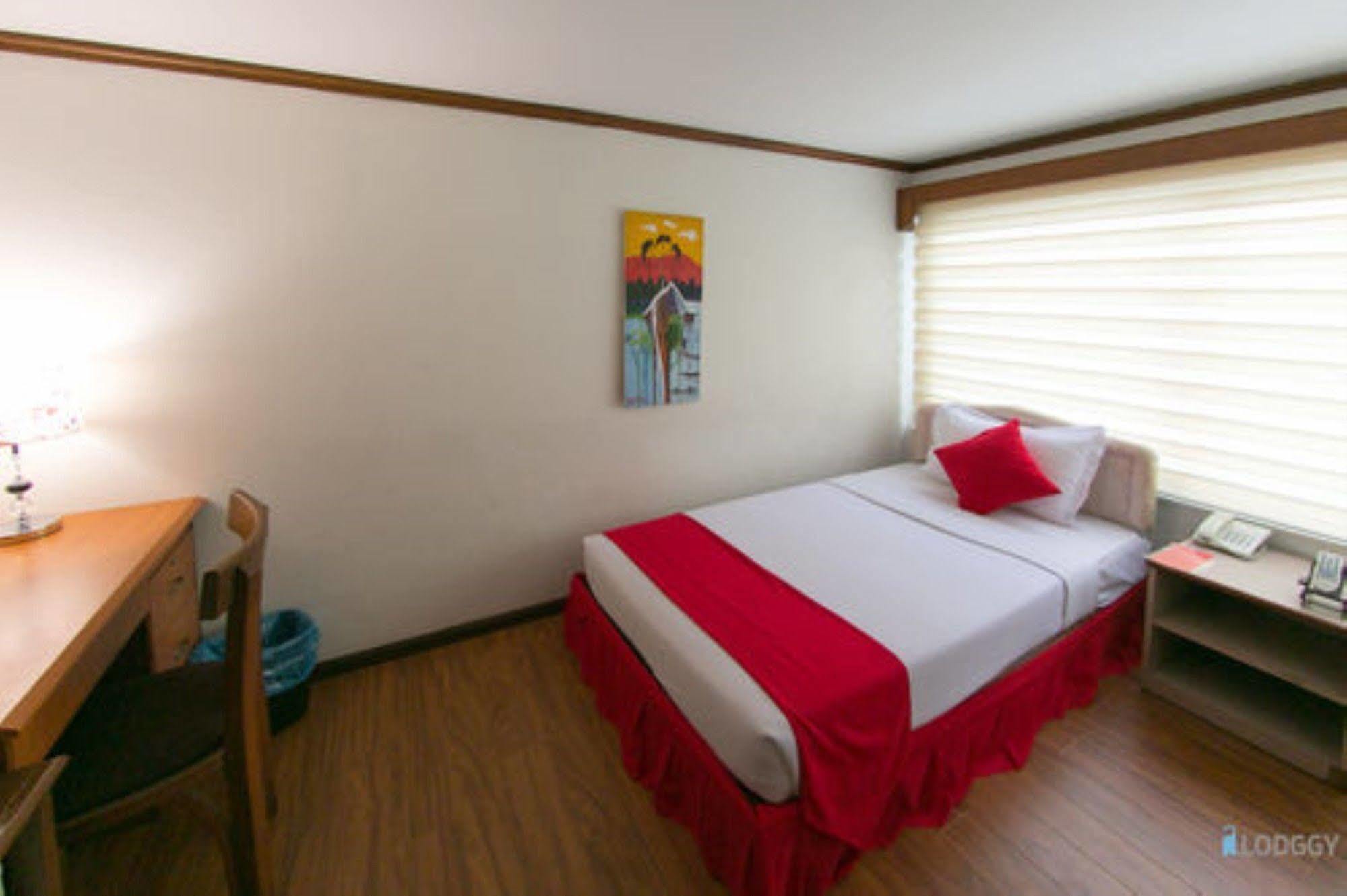 Bed and Breakfast Backpackerz @ Orchid Янгон Екстер'єр фото